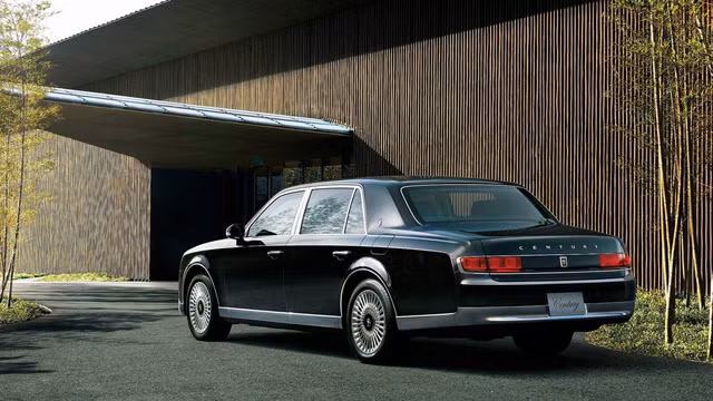 Toyota Century 2018 công bố giá bán, đắt gấp rưỡi BMW 8-Series