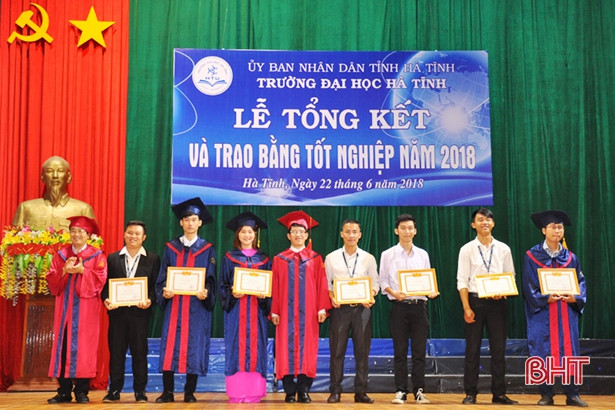 Đại học Hà Tĩnh trao bằng tốt nghiệp cho 781 sinh viên