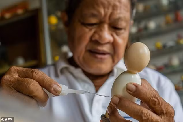 Thầy giáo Việt Nam làm linh vật World Cup từ vỏ trứng lên báo nước ngoài