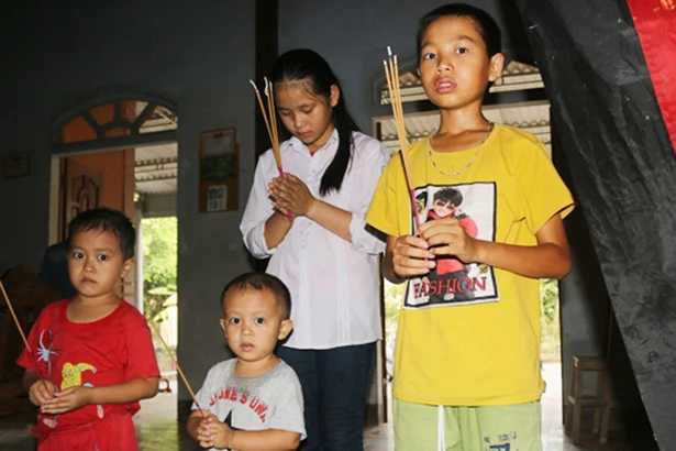 Bố mất, mẹ ung thư, tương lai 4 đứa trẻ mờ mịt