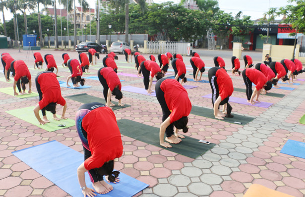 Hơn 100 học viên đồng diễn hưởng ứng Ngày Quốc tế Yoga