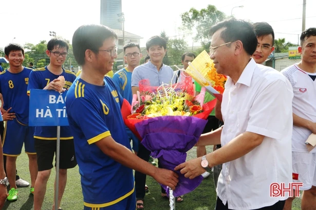 Khởi tranh Giải bóng đá Cúp Hội Nhà báo Hà Tĩnh