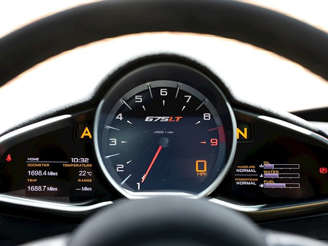 Cận cảnh siêu xe McLaren 675LT Spider có màu sơn trị giá gần 1 tỷ đồng