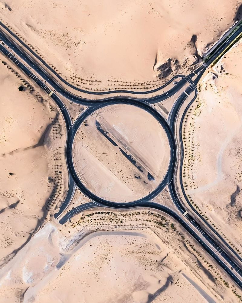 Cát sa mạc “nuốt chửng” đường cao tốc ở UAE
