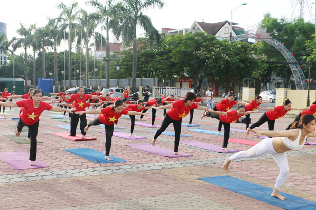 Hơn 100 học viên đồng diễn hưởng ứng Ngày Quốc tế Yoga