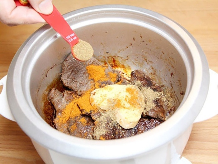 Cách làm thịt bò khô bằng nồi cơm điện đãi chồng mùa World Cup