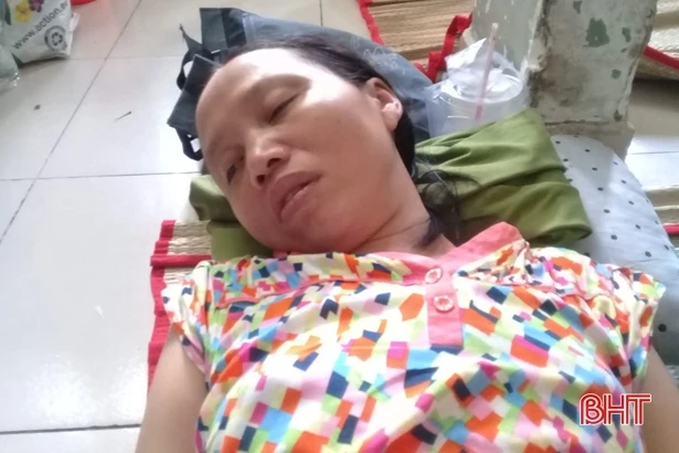 Bố mất, mẹ ung thư, tương lai 4 đứa trẻ mờ mịt