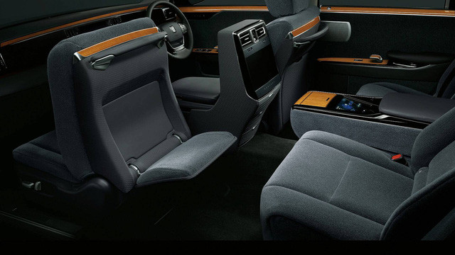 Toyota Century 2018 công bố giá bán, đắt gấp rưỡi BMW 8-Series