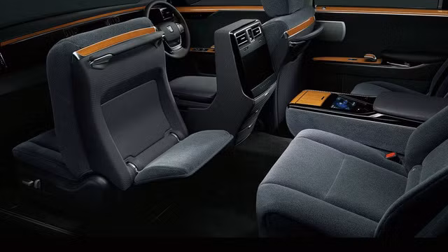 Toyota Century 2018 công bố giá bán, đắt gấp rưỡi BMW 8-Series