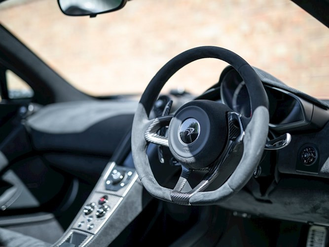 Cận cảnh siêu xe McLaren 675LT Spider có màu sơn trị giá gần 1 tỷ đồng