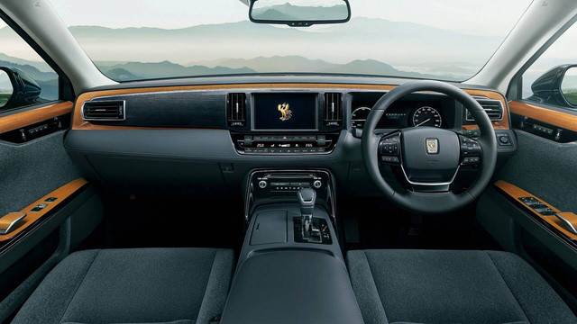 Toyota Century 2018 công bố giá bán, đắt gấp rưỡi BMW 8-Series