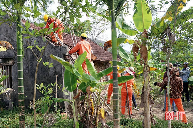 Hơn 200 cán bộ, chiến sỹ Lộc Hà giúp dân xây dựng NTM
