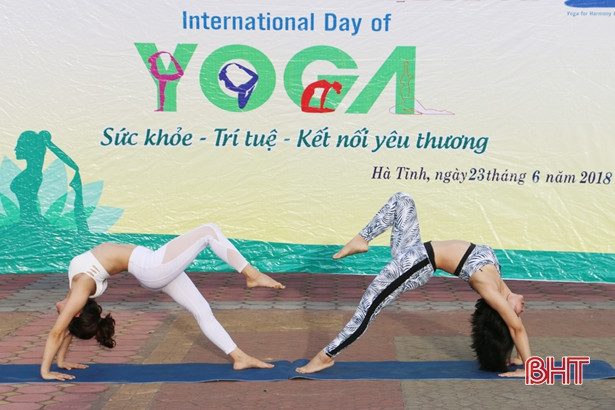 Hơn 100 học viên đồng diễn hưởng ứng Ngày Quốc tế Yoga