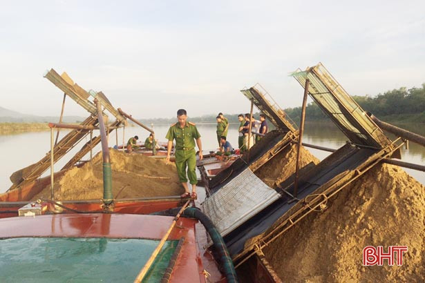Xử lý 23 vụ, 23 đối tượng khai thác, vận chuyển cát trái phép