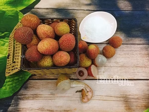 Mùa vải chín rộ, vào bếp làm món trà vải, thức uống hứa hẹn “hot” nhất mùa hè này