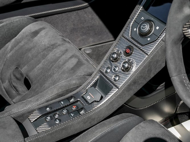 Cận cảnh siêu xe McLaren 675LT Spider có màu sơn trị giá gần 1 tỷ đồng