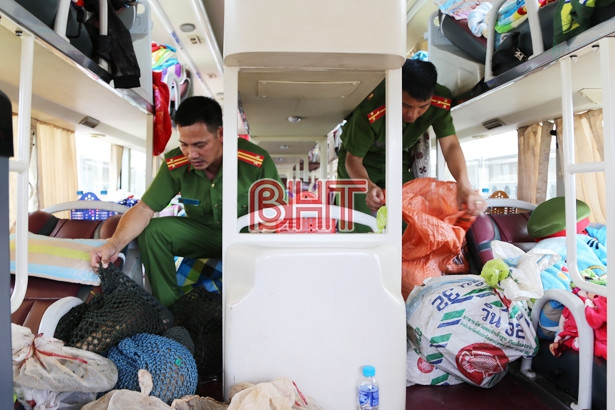 Bắt giữ 37 cá thể tê tê, ba ba, rùa trên xe khách từ Lào về qua Hà Tĩnh