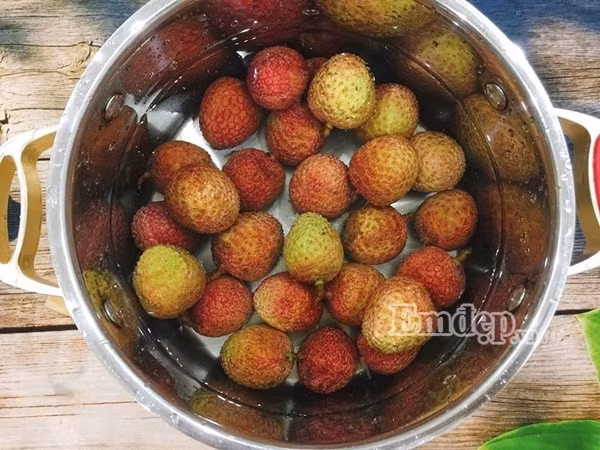 Mùa vải chín rộ, vào bếp làm món trà vải, thức uống hứa hẹn “hot” nhất mùa hè này