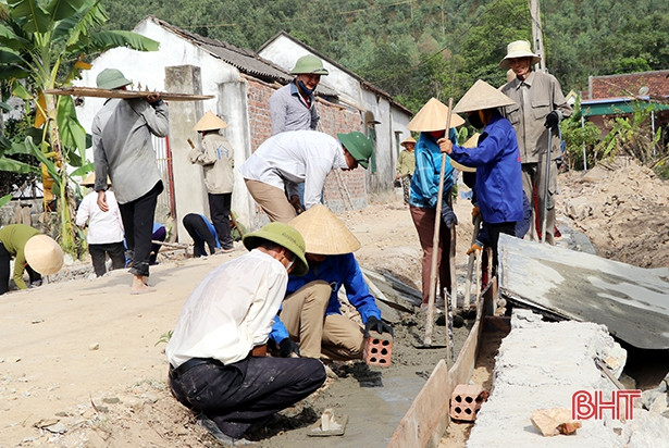 Hơn 200 cán bộ, chiến sỹ Lộc Hà giúp dân xây dựng NTM