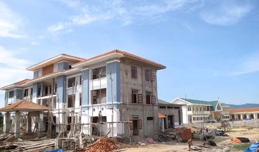 Hệ thống trường học, trạm xá, trụ sở...ở các khu TĐC đang được các đơn vị thi công khẩn trương hoàn thiện