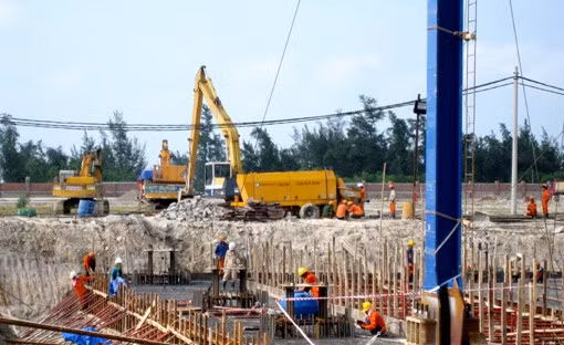 Các đơn vị thi công xây dựng Nhà máy Nhiệt điện Vũng Áng I tranh thủ thời tiết thuận lợi đẩy nhanh tiến độ xây lắp, phấn đấu về đích trước thời gian