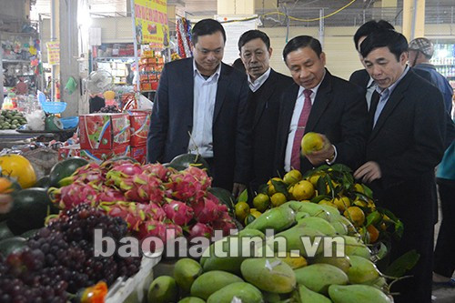 Phó Chủ tịch UBND tỉnh Lê Đình Sơn đánh giá cao sự nổ lực vượt khó của Công ty nhằm xây dựng TTTM chợ Hội trở thành đầu mối giao thương hiện đại