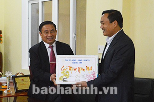 ...và tặng quà chúc tết tập thể cán bộ, CNV Trung tâm Thương mại chợ Hội