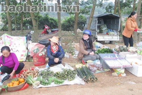 Chợ quê cái gì cũng có