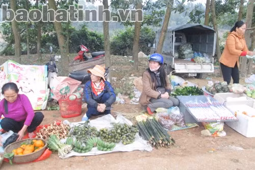 Chợ quê cái gì cũng có