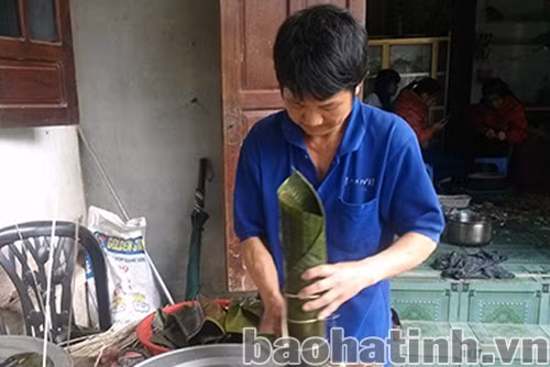 Giò được nén chặt trong khuôn