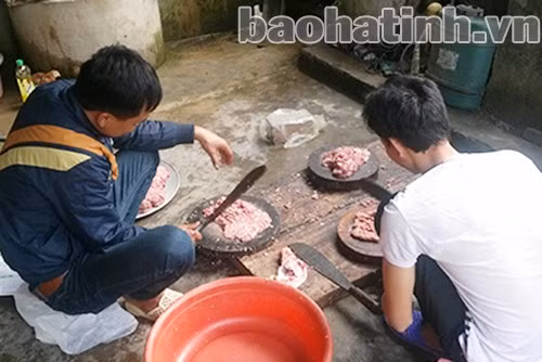 Bằm nhuyễn thịt là công đoạn quan trọng quyết định món giò bột ngon