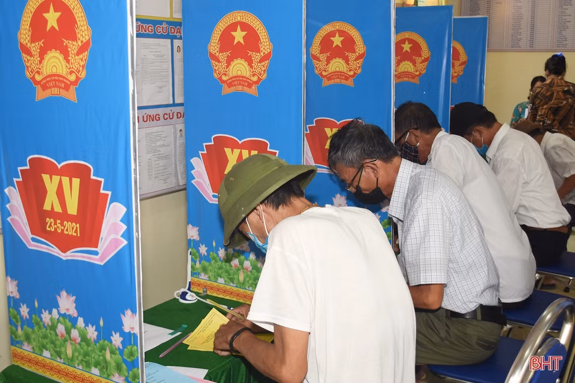 Cử tri Hà Tĩnh náo nức bầu chọn người đại biểu Nhân dân