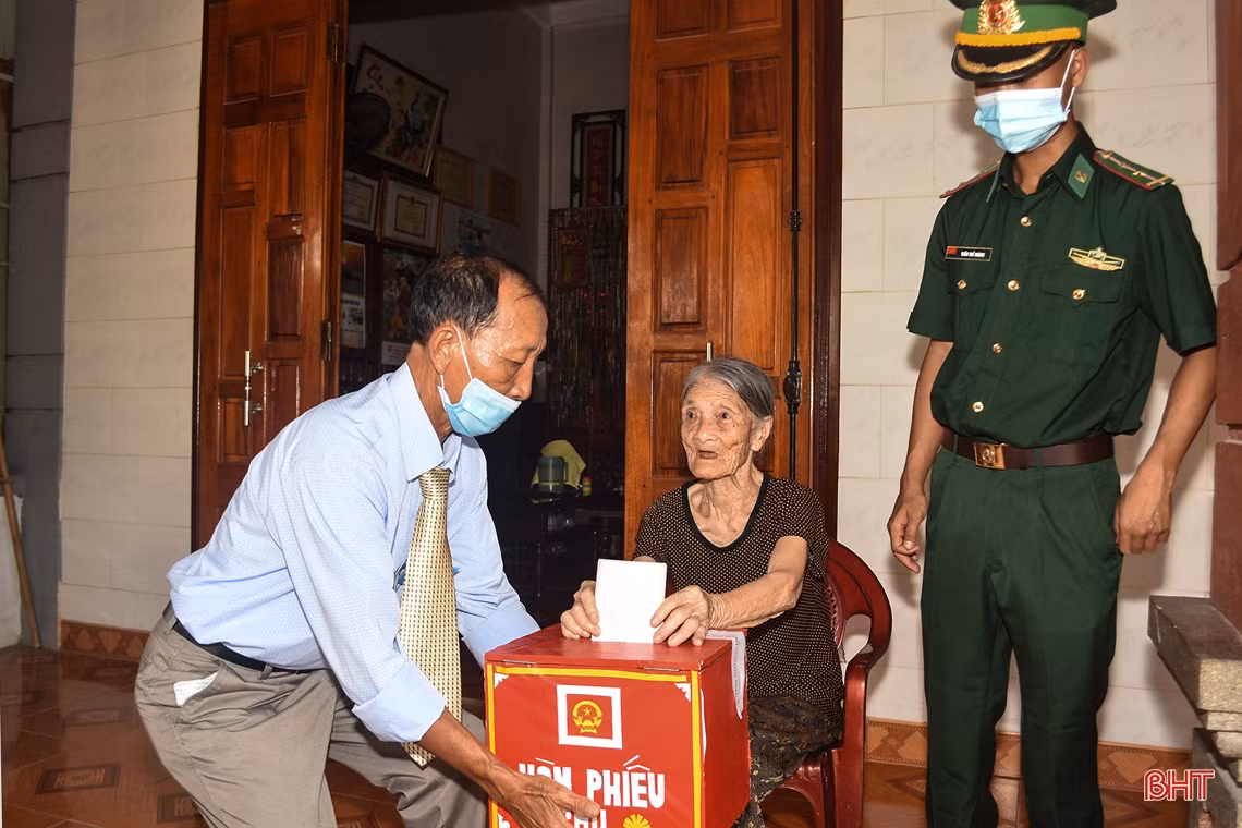 Cử tri Hà Tĩnh náo nức bầu chọn người đại biểu Nhân dân