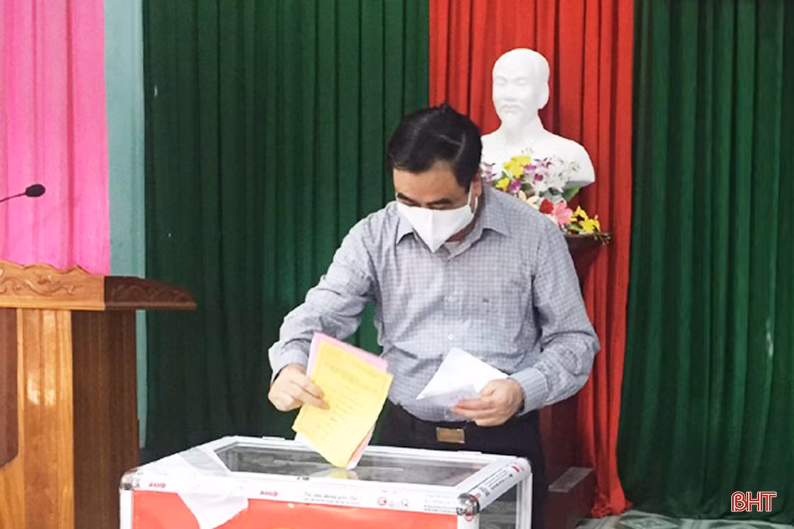 Cử tri Hà Tĩnh náo nức bầu chọn người đại biểu Nhân dân