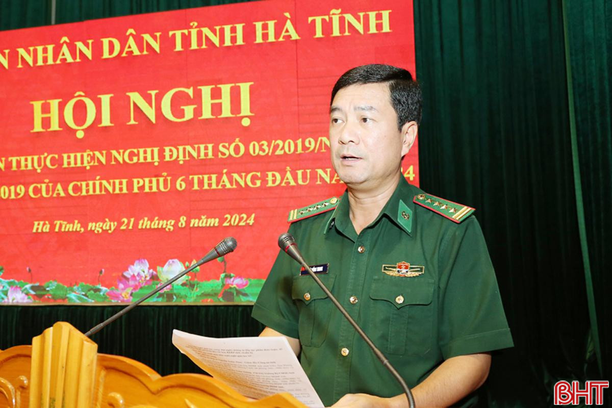 Đại tá Bùi Hồng Thanh - Chỉ huy trưởng BĐBP tỉnh báo cáo tình hình, kết quả phối hợp giữa BĐBP tỉnh với 2 lực lượng trong bảo vệ biên giới, đấu tranh phòng chống tội phạm, đẩy lùi tệ nạn xã hội.