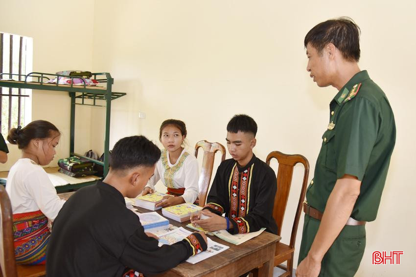 Trung tá Nguyễn Văn Thiên - Tổ trưởng Tổ công tác Rào Tre (Đồn Biên phòng Bản Giàng) đôn đốc, nhắc nhở 4 cháu "Con nuôi đồn biên phòng" kiểm tra đồ dùng học tập, ôn luyện kiến thức trước khi bước vào năm học mới. DSC_5413 - Copy.JPG