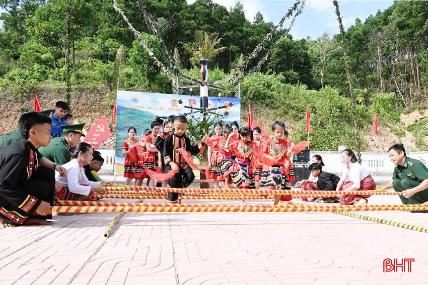 BĐBP Hà Tĩnh tham gia các trò chơi truyền thống cùng bà con dân tộc Chứt trong ngày Tết Lấp lỗ. ảnh 8 - Copy.jpg