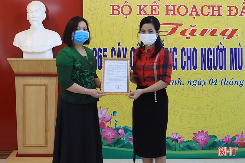 Bộ Kế hoạch và Đầu tư trao 365 cây gậy trắng cho người khiếm thị Hà Tĩnh