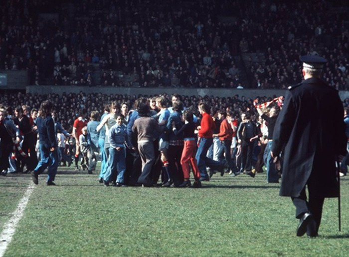 Fan Man City xuống sân ăn mừng sự kiện người hàng xóm rớt hạng Những trận derby Manchester đáng nhớ nhất trong lịch sử