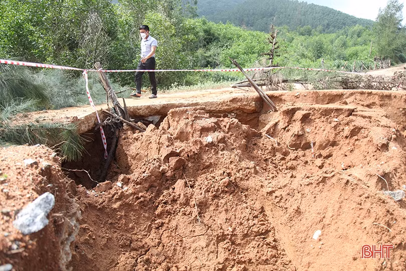 Sụt lở lớn gần cắt đứt giao thông trên tuyến quốc phòng ven biển Hà Tĩnh