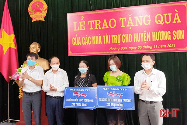 Trao tặng xe cứu thương, thiết bị giáo dục cho huyện Hương Sơn