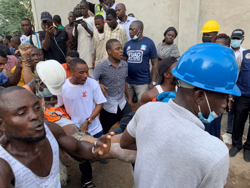 Khoảng 100 người mất tích trong vụ sập tòa nhà 22 tầng ở Nigeria