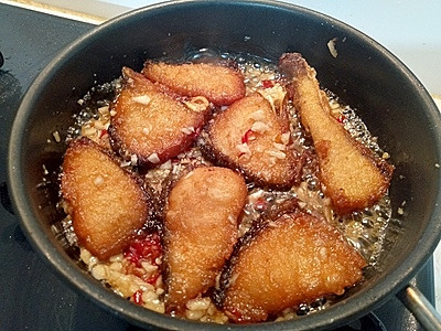 Cá chiên giòn rim mắm tỏi ớt