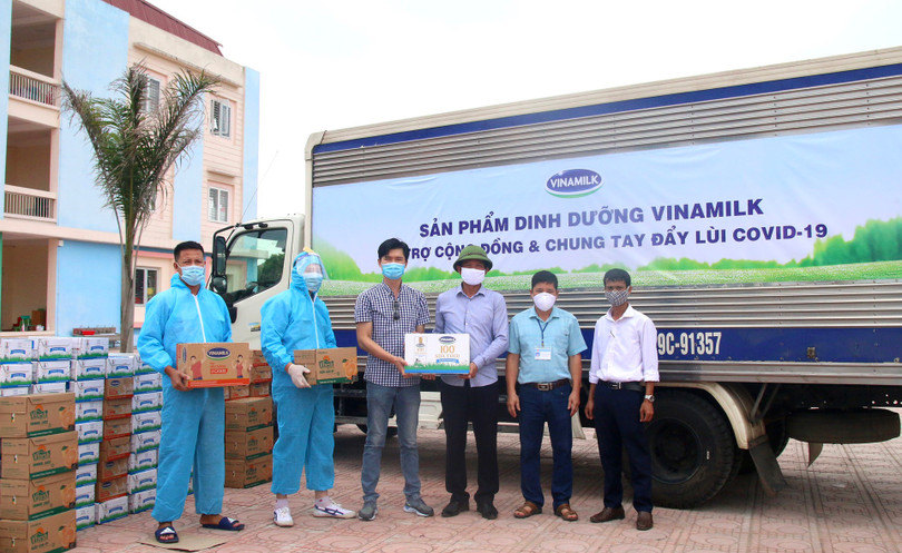 Vinamilk dành quỹ 2 triệu sản phẩm để hỗ trợ cộng đồng và tuyến đầu chống dịch