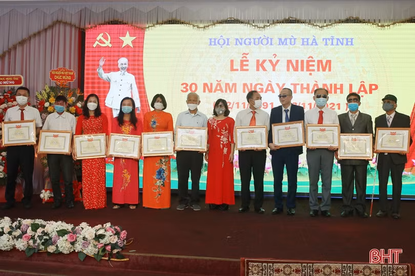 Hội Người mù Hà Tĩnh nhận Cờ thi đua xuất sắc của Trung ương Hội