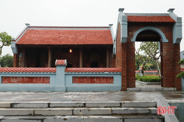 Bổ sung cổ vật vào tủ sách trong ngôi nhà cụ Nguyễn Du từng sinh sống