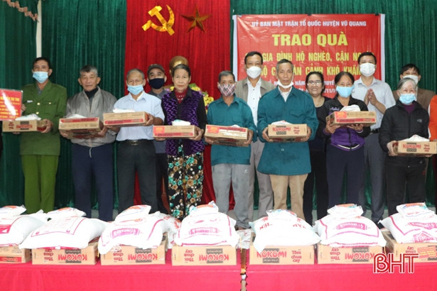 Trao 200 suất quà cho người dân có hoàn cảnh khó khăn ở Vũ Quang