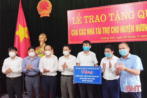 Trao tặng xe cứu thương, thiết bị giáo dục cho huyện Hương Sơn