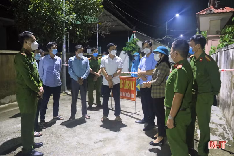 Lãnh đạo TP Hà Tĩnh và huyện Thạch Hà kiểm tra, chỉ đạo công tác truy vết, xét nghiệm