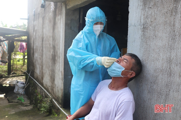 Lập 3 chốt, tạm thời phong tỏa 127 hộ dân xã Tùng Lộc